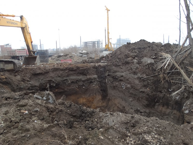 Со стороны улицы Красноармейской уже начали копать землю под опоры моста Со стороны улицы Красноармейской уже начали копать землю под опоры моста