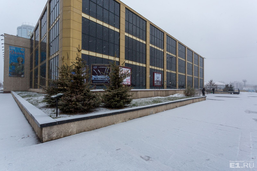 Интересно, что здание городских электросетей стоит под № 1 на Ельцина, а драматический театр — на той же стороне, но под № 2 на Октябрьской площади. Интересно, что здание городских электросетей стоит под № 1 на Ельцина, а драматический театр — на той же стороне, но под № 2 на Октябрьской площади.