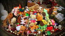 К мемориалу в память о погибших в Кемерово принесли сотни игрушек. Что с ними будет