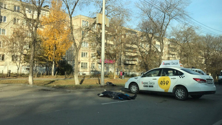 В Челябинске таксист врезался в фонарный столб, погиб пассажир