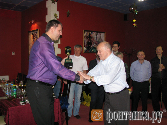Горба вручает Кубок «За волю к победе» Романову