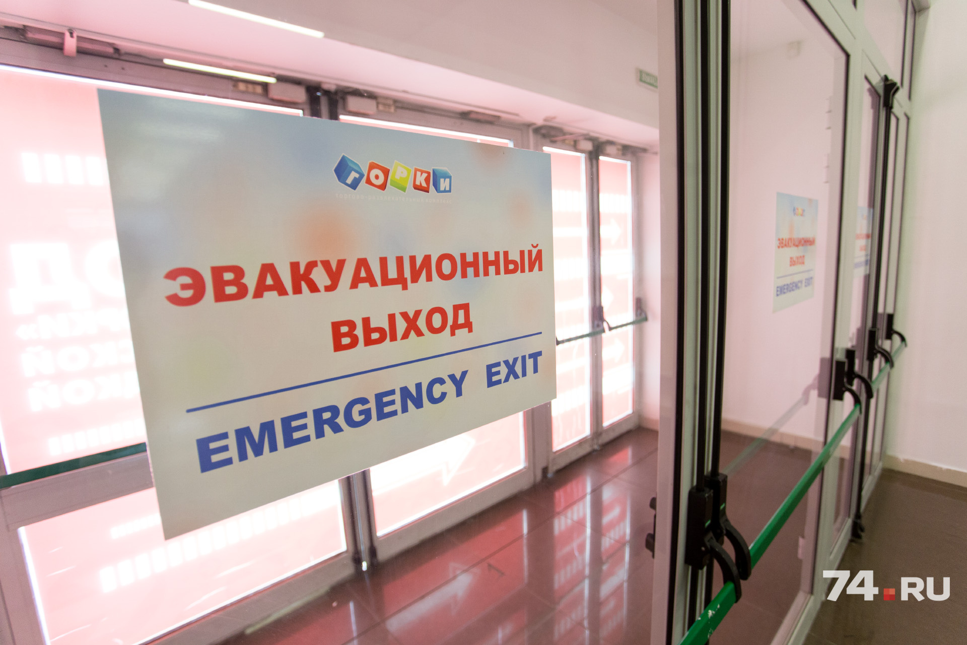 Найти их легко по указателям в холле Найти их легко по указателям в холле