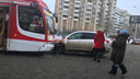 Toyota врезалась в новый трамвай на пересечении проспекта Ленина и Полевой