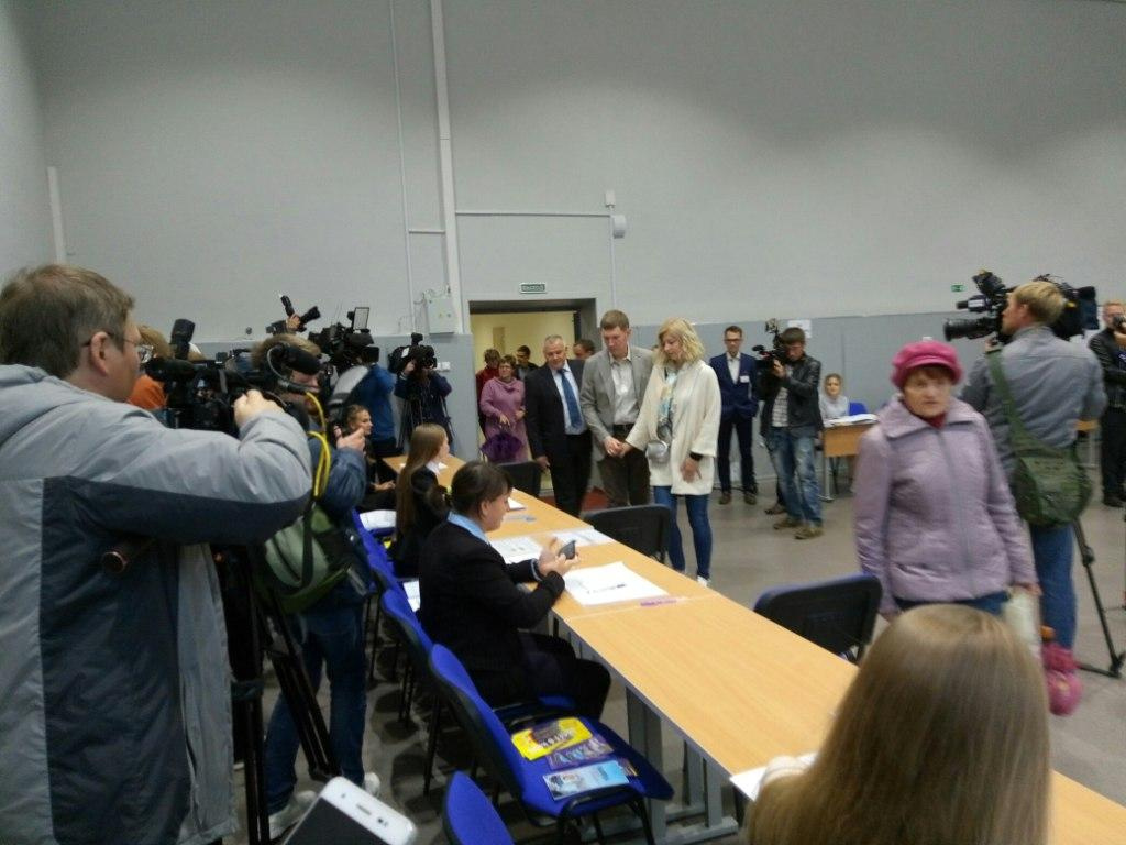 Максим Решетников пришел на избирательный участок с супругой