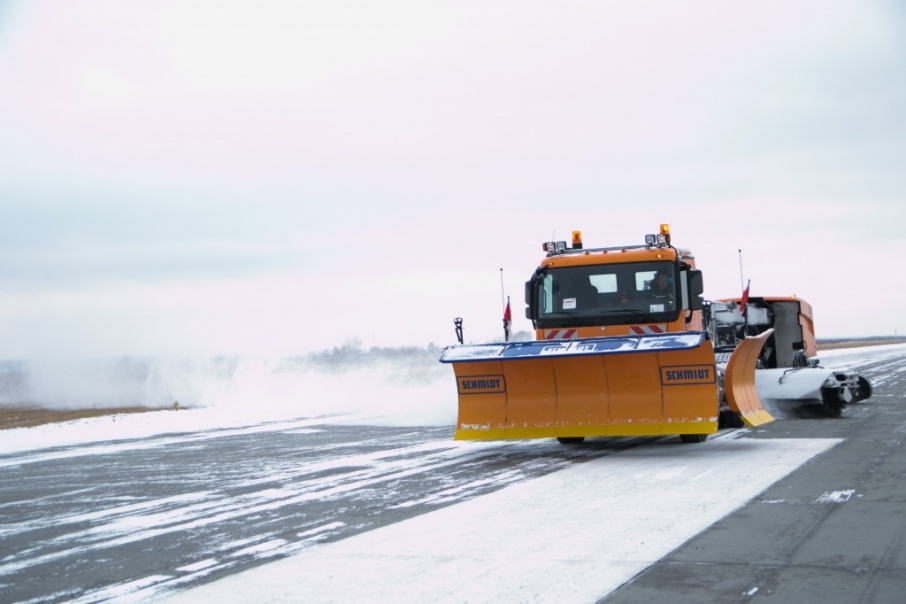В прошлом году аэропорт приобрёл новый снегоуборщик, с помощью которого можно очистить взлётную полосу и перрон за 20 минут