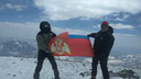 Покорили Эльбрус, несмотря на бурю: самарские альпинисты водрузили флаг Росгвардии на вершине горы