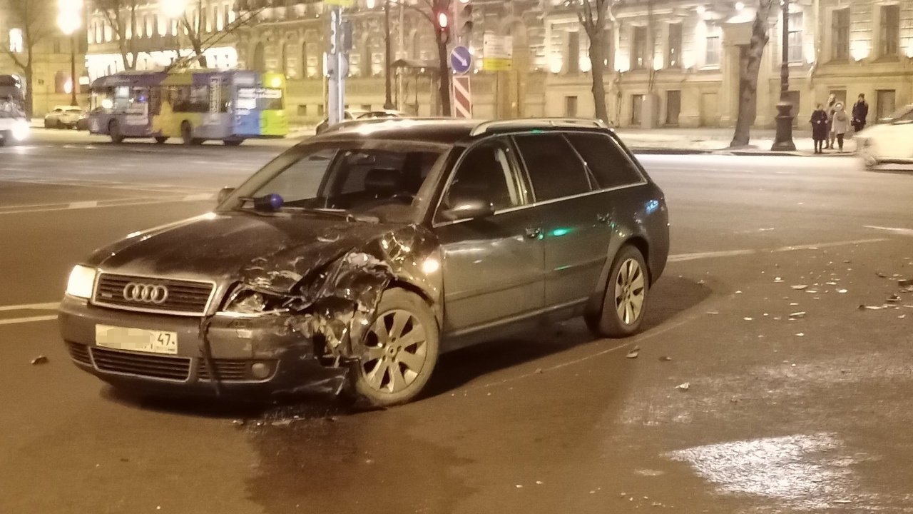 Петербург 2 рено. ДТП Коломяги. 41 Машин столкнулись в Питере. Машины разъехались.