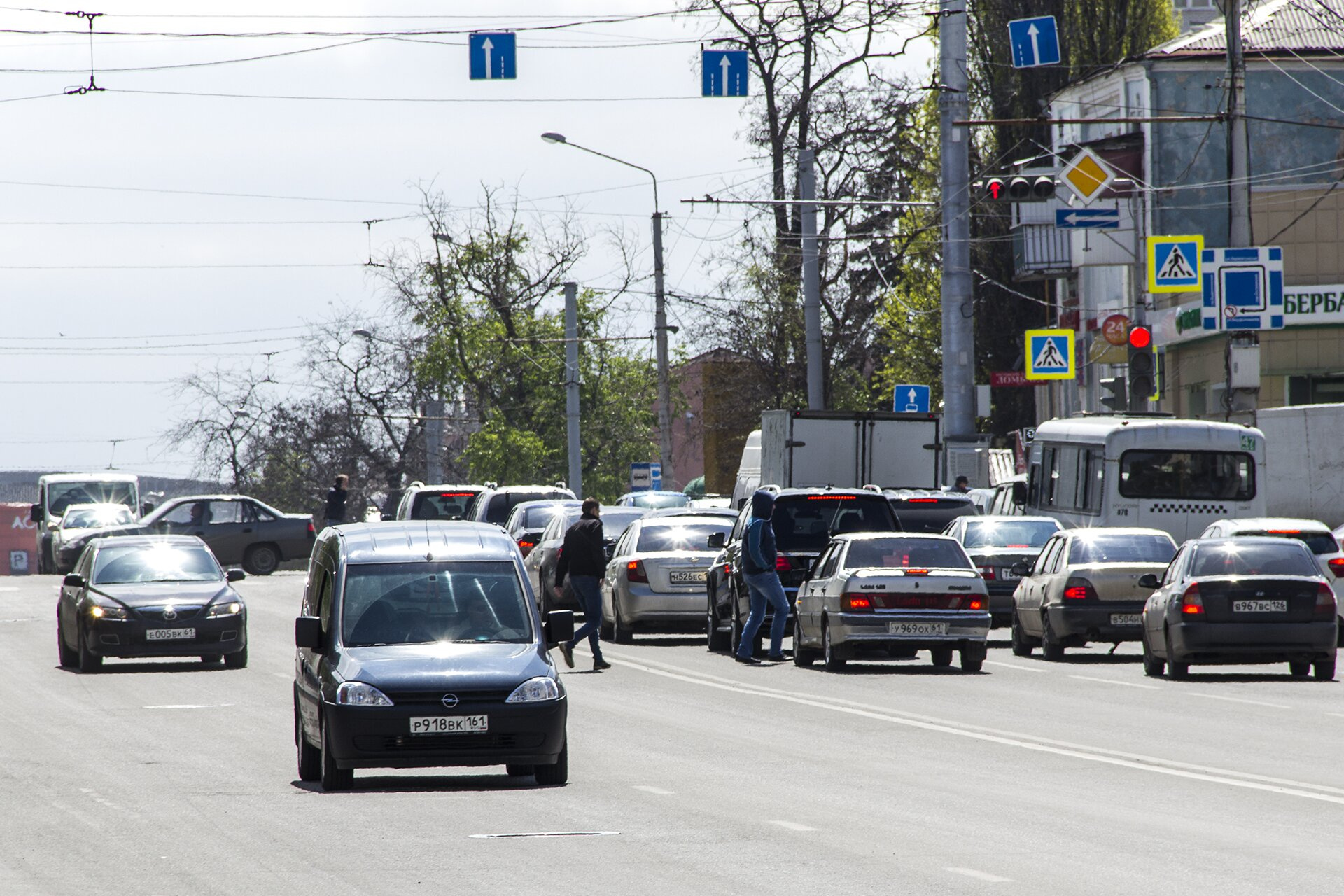 Ростовские пешеходы нарушают ПДД Ростовские пешеходы нарушают ПДД