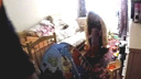 Кидали обувь и одеяло: в Ярославле двухлетняя девочка заперла маму на балконе