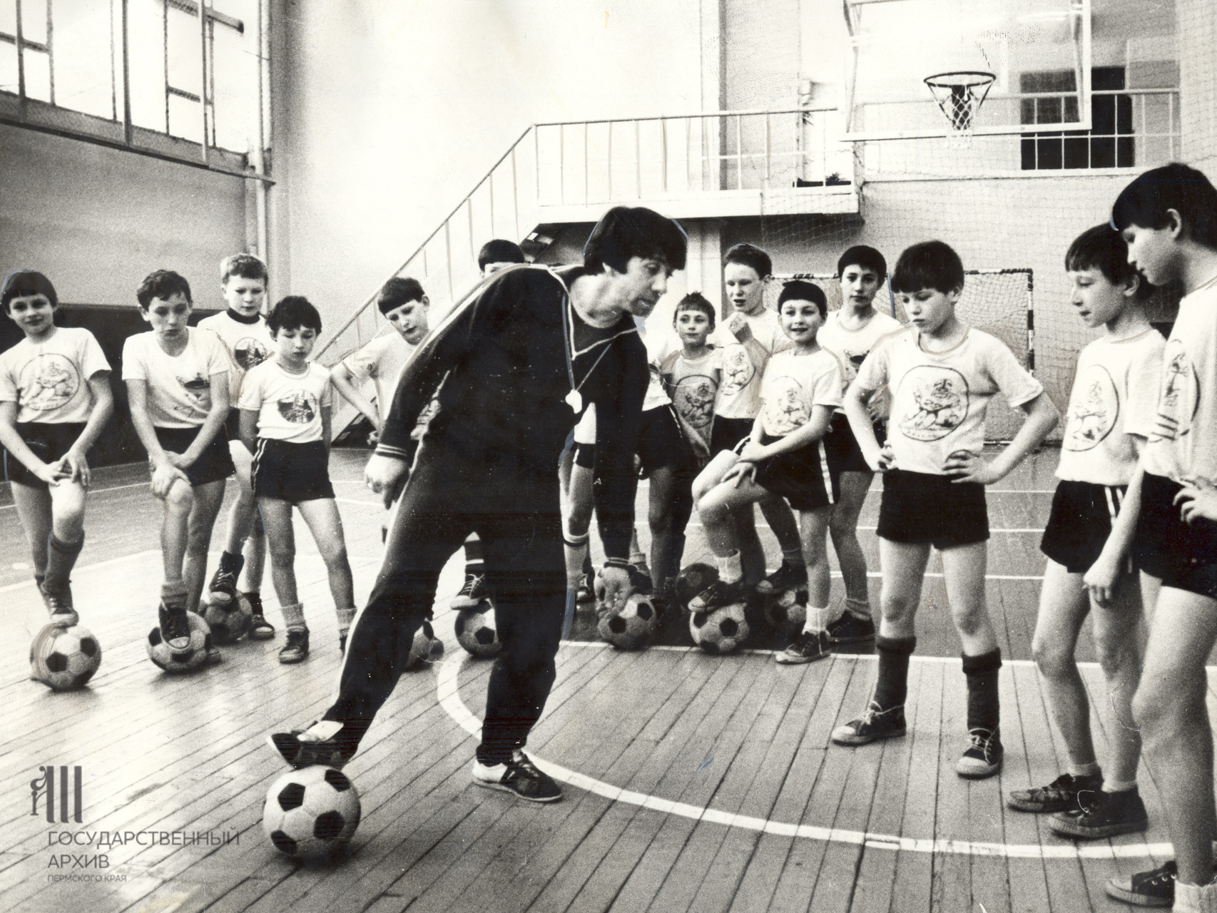Тренер футбольной команды Дома спорта «Энергия» в городе Чайковский ведет тренировку с ребятами школы №2, 1983 год