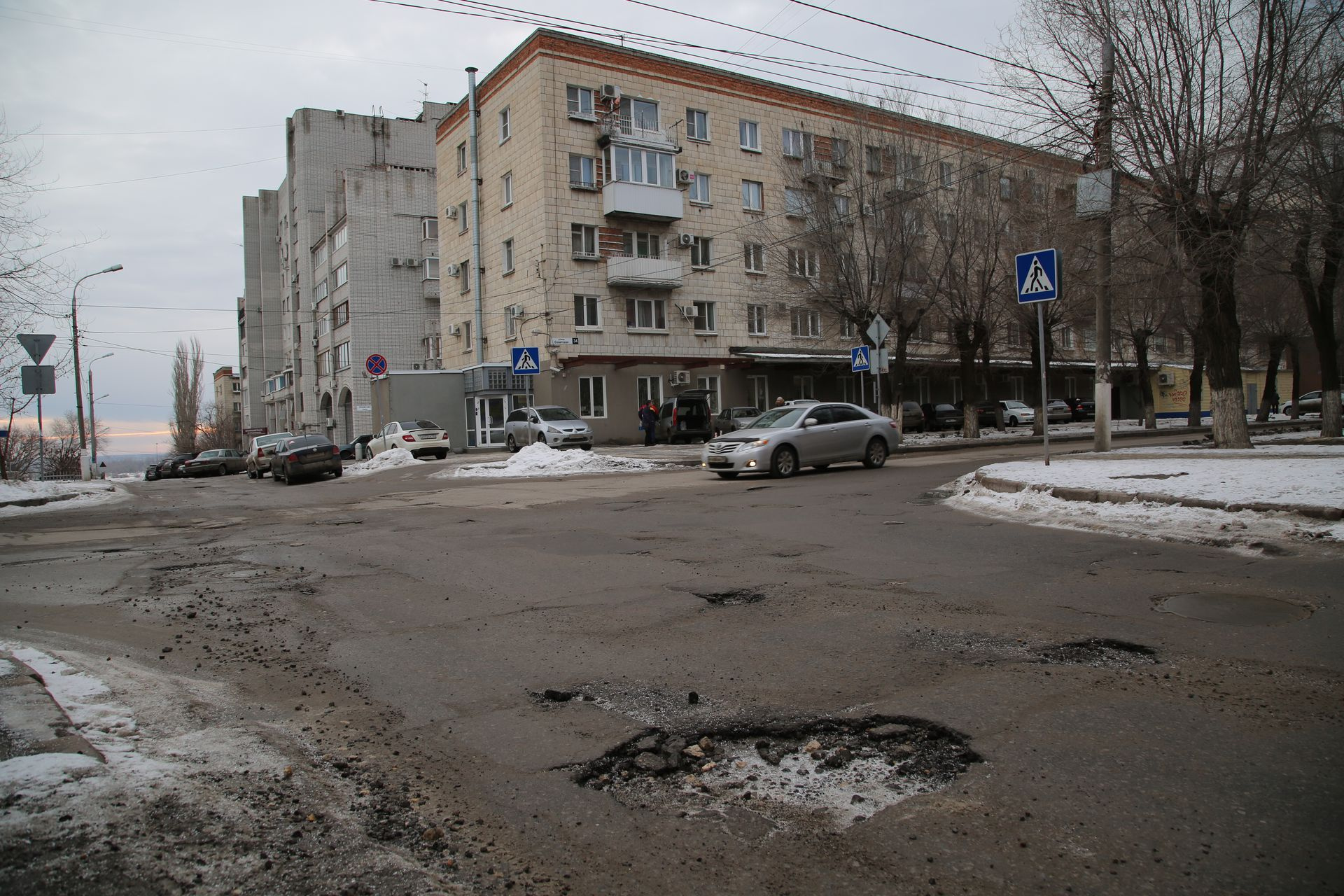 На перекрестке с Пражской виден результат труда сразу двух концессий: по холодной и по горячей воде На перекрестке с Пражской виден результат труда сразу двух концессий: по холодной и по горячей воде