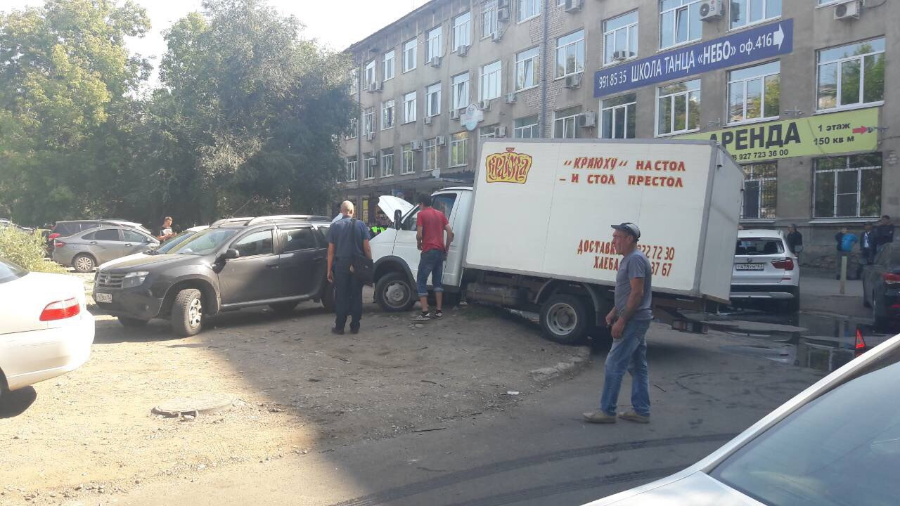 Десятка»-перевертыш: водитель на ВАЗе снес четыре машины и опрокинулся на  крышу - 13 сентября 2017 - 63.ру