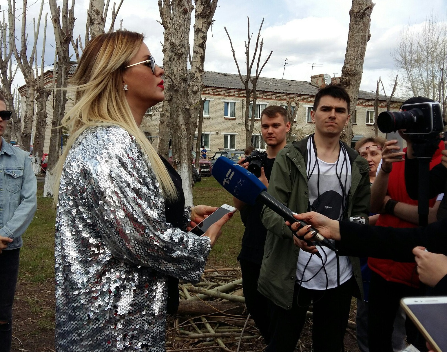 Семенович призналась, что последний раз на субботнике была еще в школе. Вместе с одноклассниками Анна собирала макулатуру. Семенович призналась, что последний раз на субботнике была еще в школе. Вместе с одноклассниками Анна собирала макулатуру.