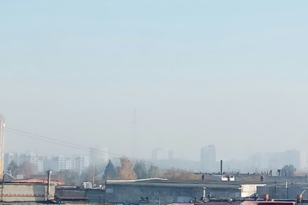 Из-за дымки не видно домов в Советском районе
