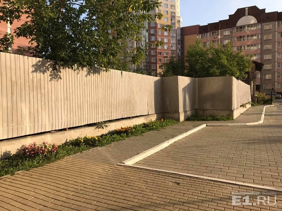 Кусочек деревянного Екатеринбурга обнесли забором.