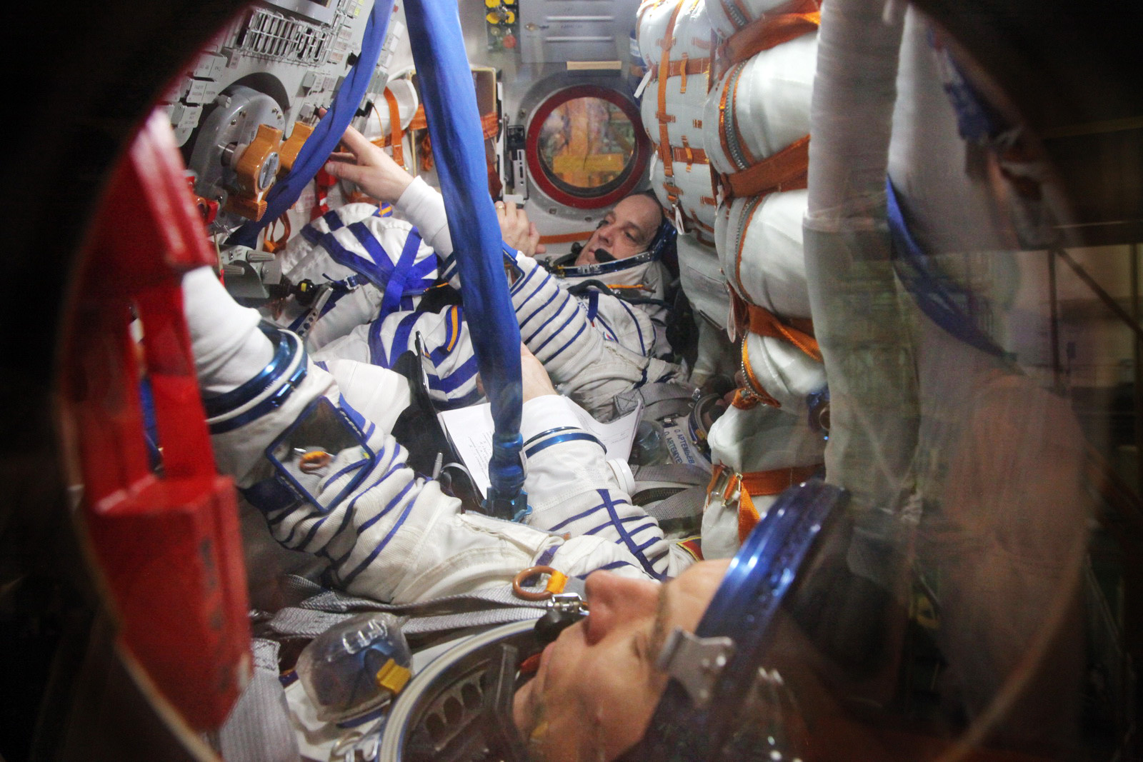 Космонавтам приходится работать в сложных условиях