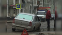 На пересечении Физкультурной и Краснодонской автомобиль провалился колесом под асфальт