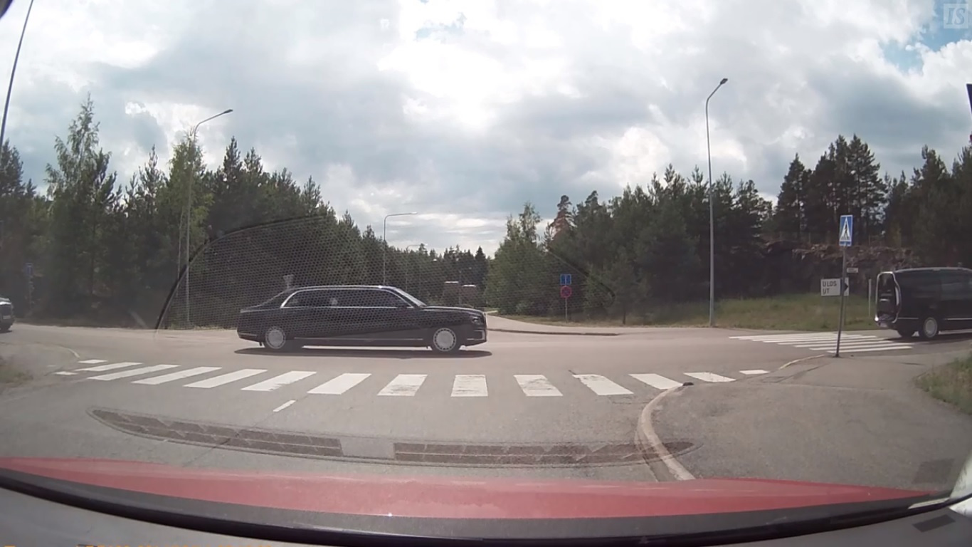Кортеж автомобилей едет из аэропорта в Хельсинки / скриншот с видео Ilta-Sanomat