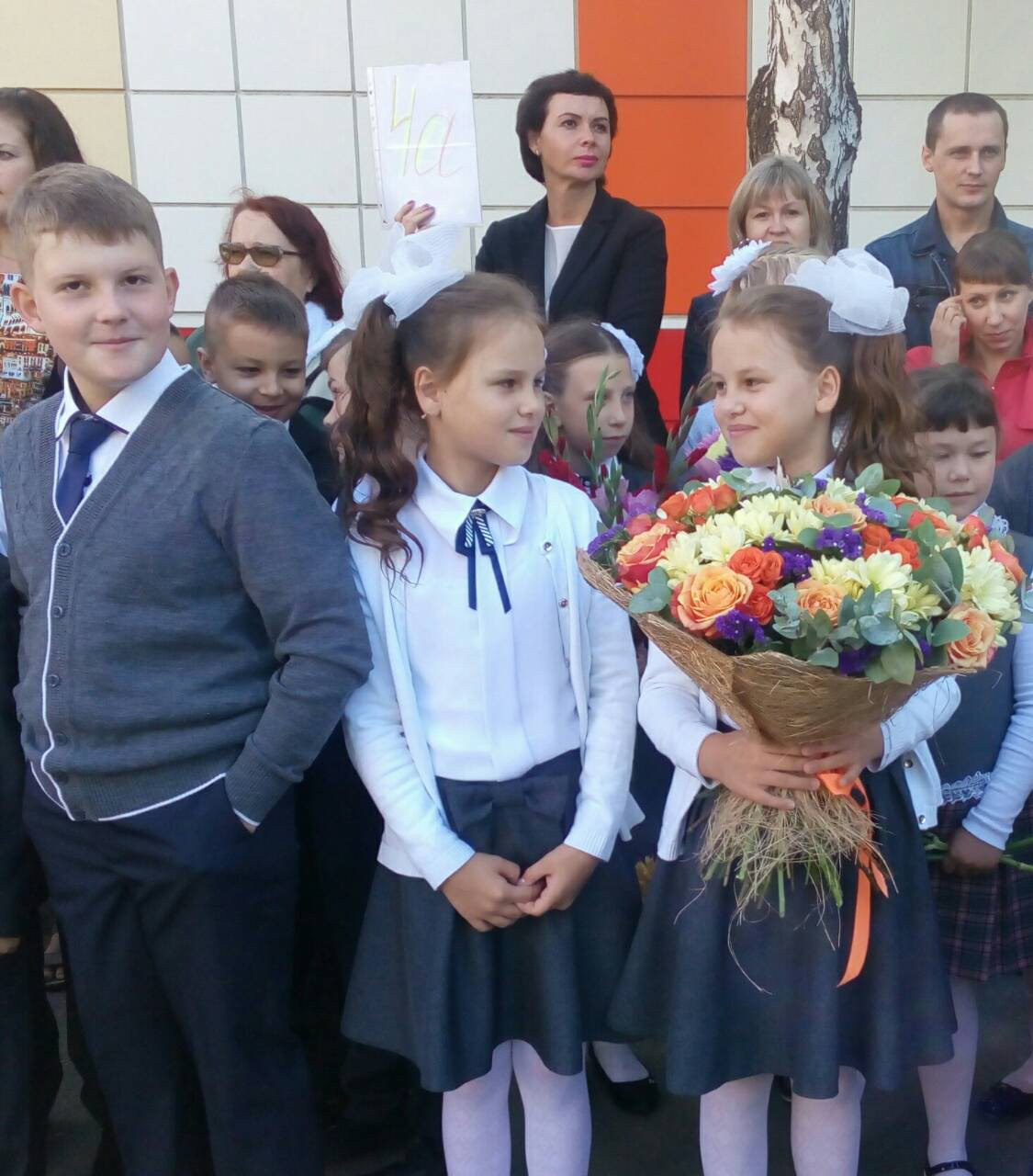 Людмила Кругова пишет: "Уже в четвёртый класс пошли мои внучки! Ура!!!"