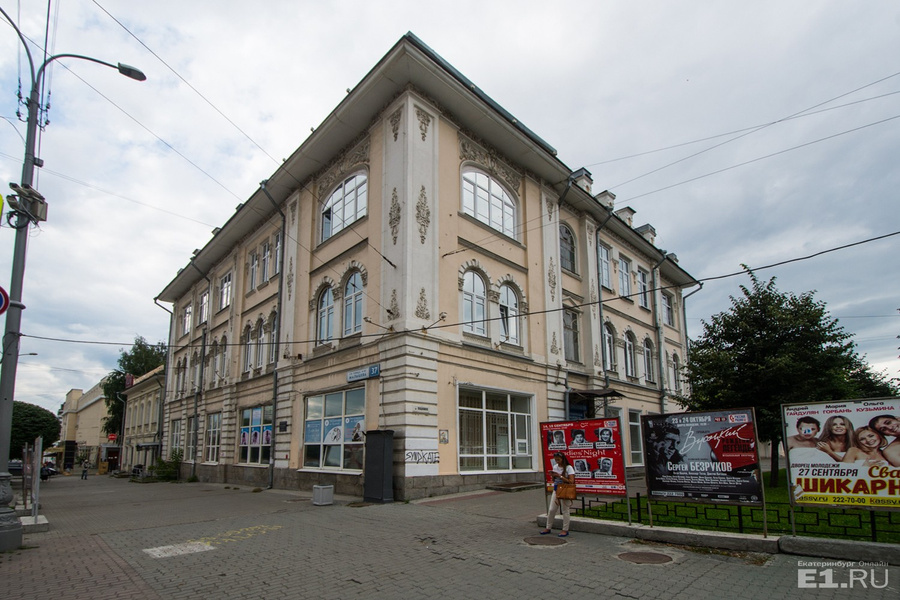 Здание больницы.