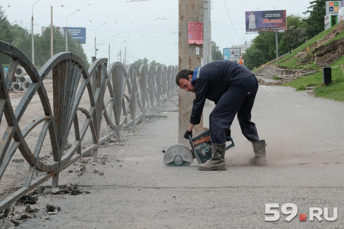 На тротуаре начали снимать асфальт На тротуаре начали снимать асфальт