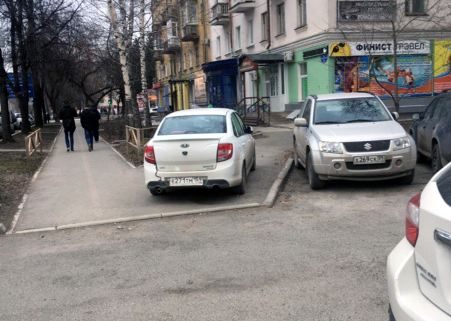 Нарушителей парковки заметили на улице Луначарского