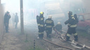 В Ростове 50 спасателей тушат пожар в двух домах на площади 250 кв. м