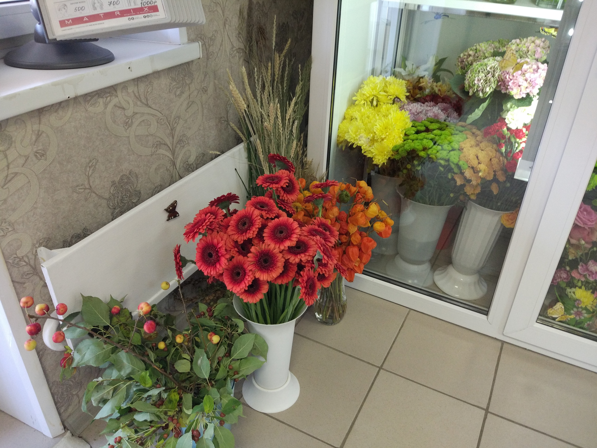 Стоимость цветов в салоне – от 50 до 250 рублей за штуку
