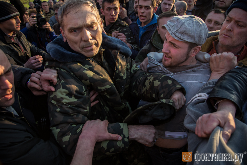 Запорожье последние новости. Жители Донбасса останавливают украинские танки. Краматорск беспорядки. Военная обстановка в Краматорске..