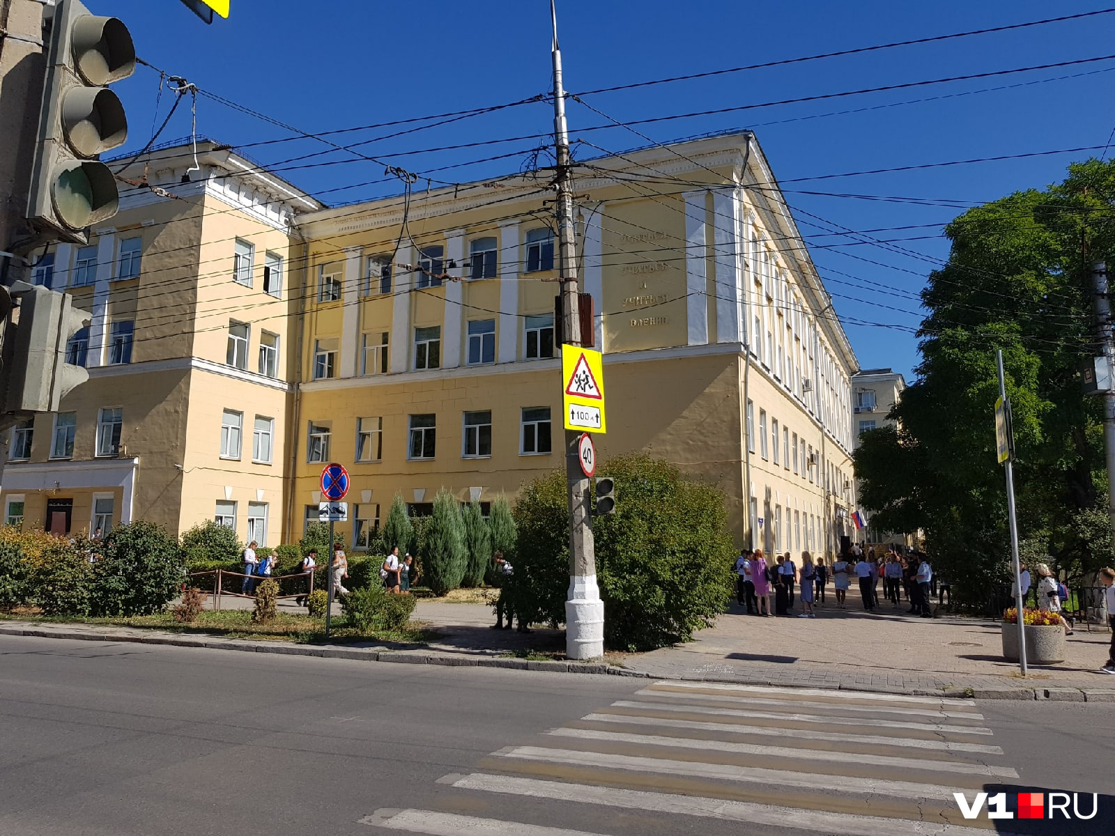 По словам родителей, школьников вывели на улицу из-за сработавшей сигнализации По словам родителей, школьников вывели на улицу из-за сработавшей сигнализации