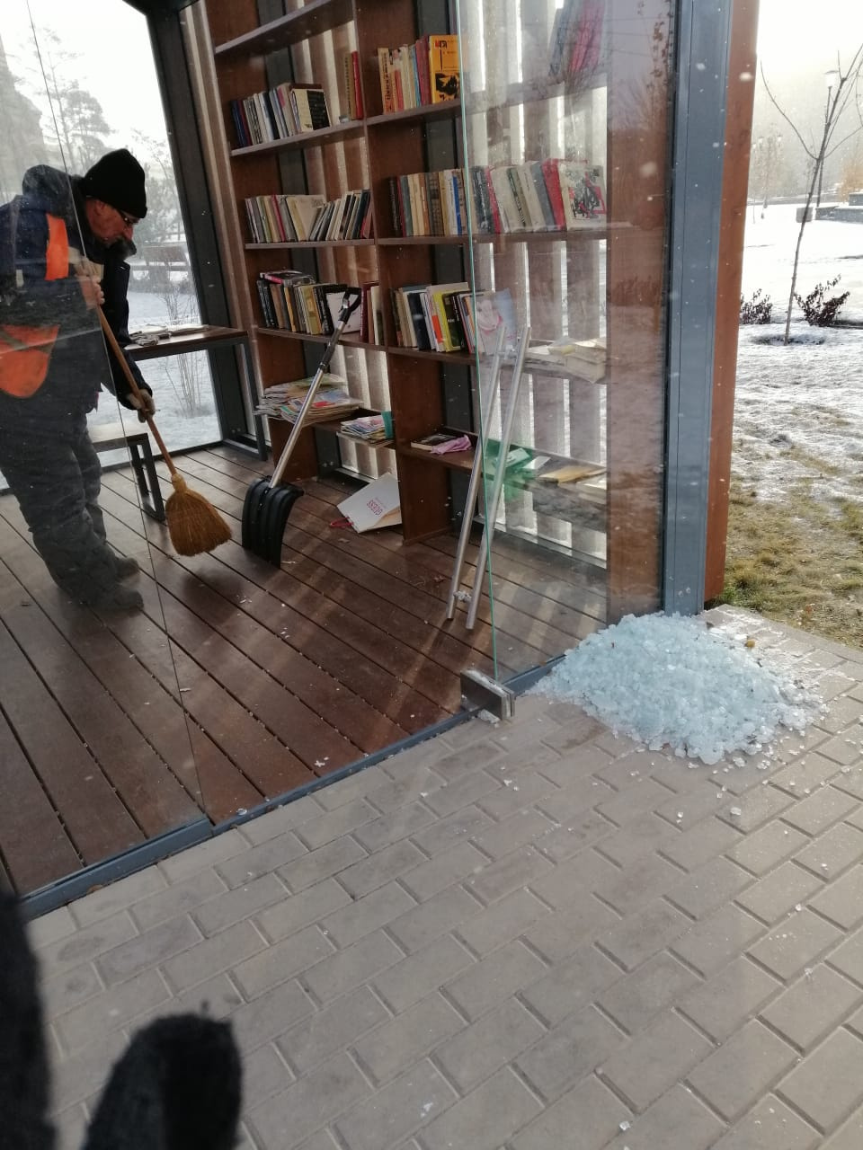 Вандалов уже ищут, в том числе по записям с камер наблюдения Вандалов уже ищут, в том числе по записям с камер наблюдения