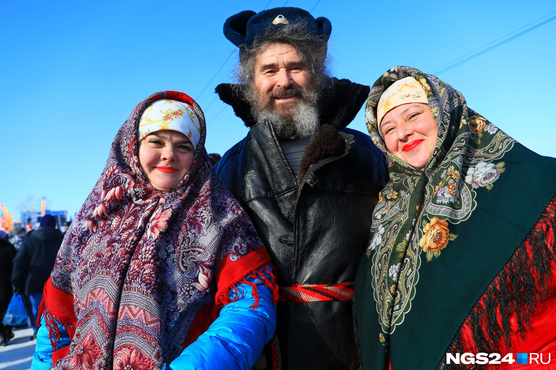 На праздник сюда принято приезжать в ярких платках