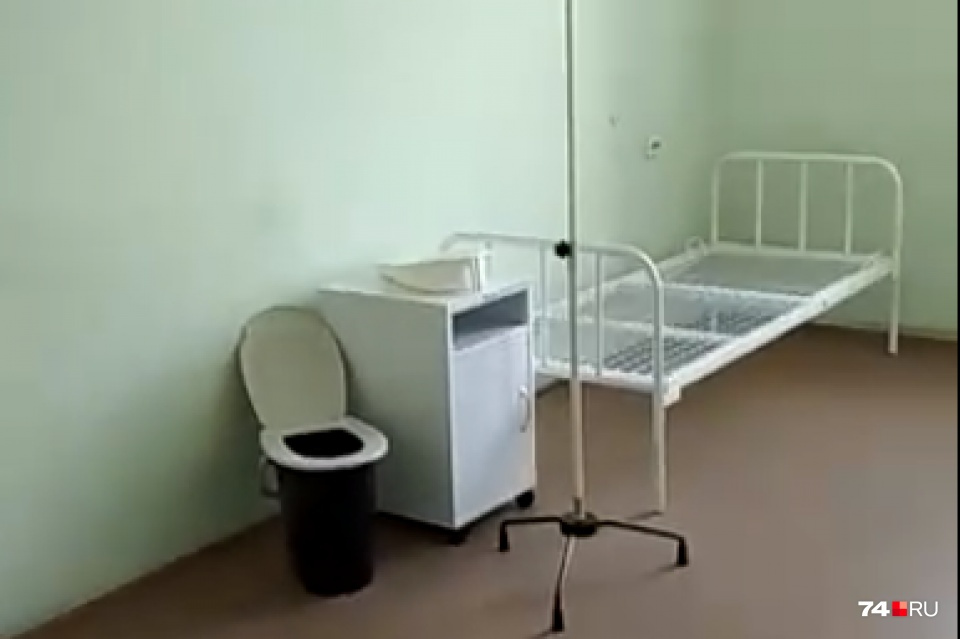 В палатах установили биотуалеты, которые сотрудникам больницы предписано выносить всего три раза в день В палатах установили биотуалеты, которые сотрудникам больницы предписано выносить всего три раза в день