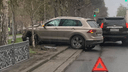 Водителю стало плохо: «Фольксваген» снёс забор на Красном проспекте