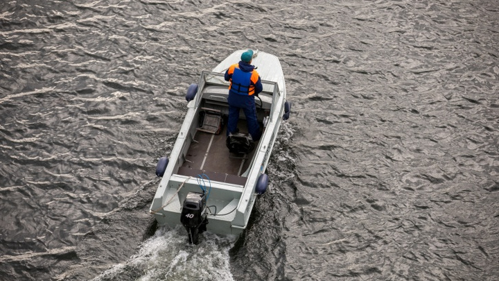 Лодка с двумя рыбаками перевернулась на Енисее в районе Песчанки