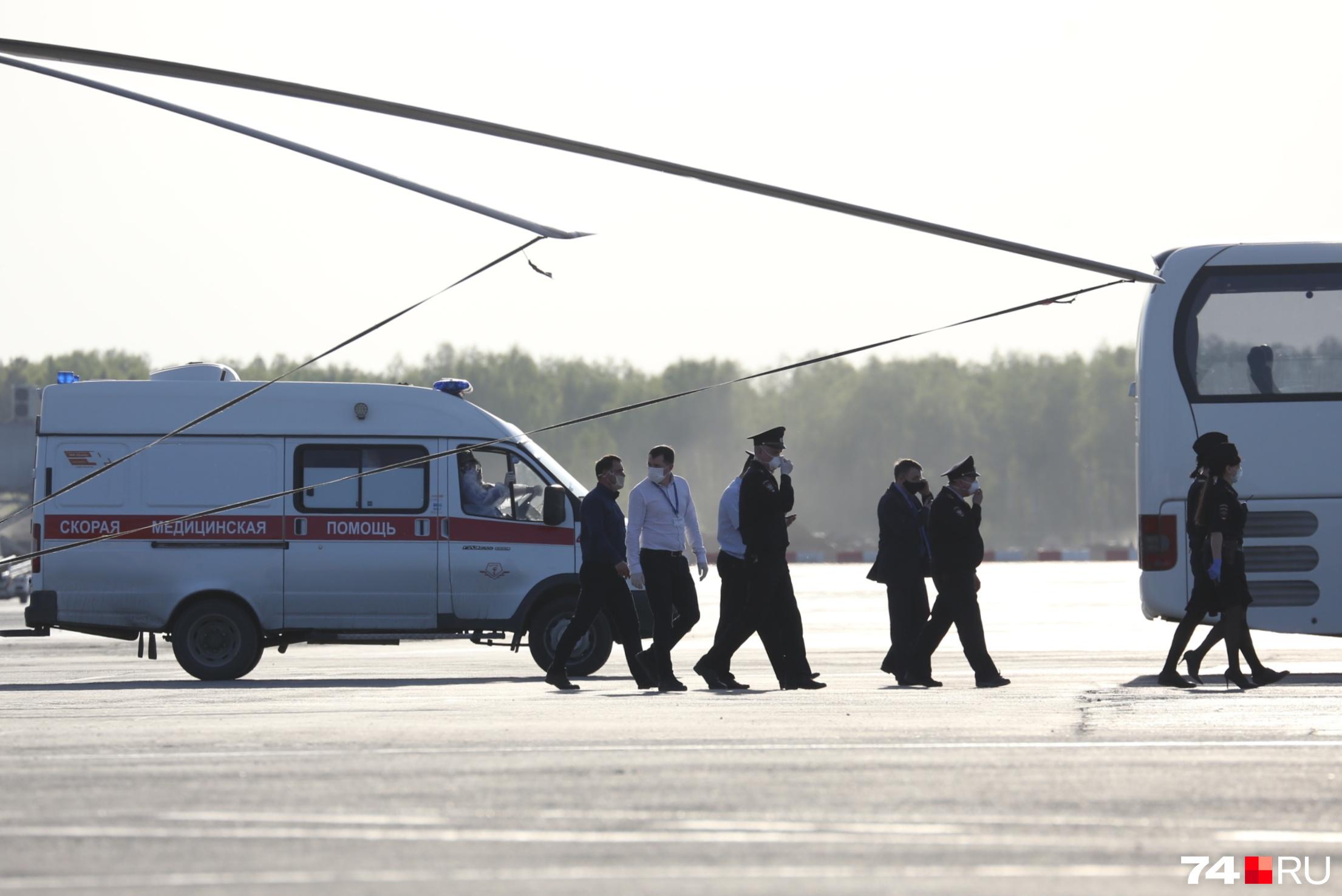 К трапу самолёта направились полицейские, врачи, работники служб аэропорта