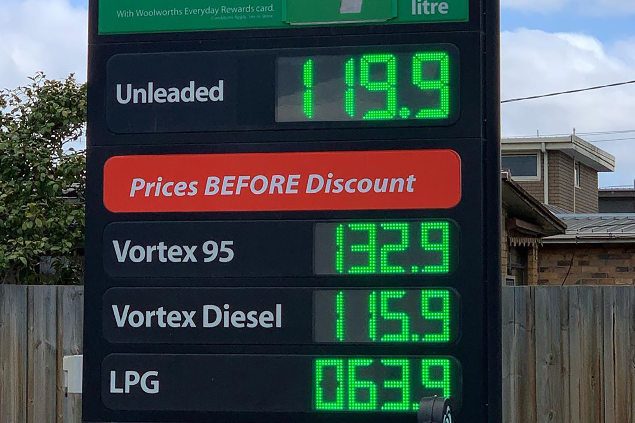 Цены на бензин подскочили. Умножаем цифры на картинке на 47,7. Столько стоит 1 австралийский доллар. Стоимость указана за 100 литров<br>