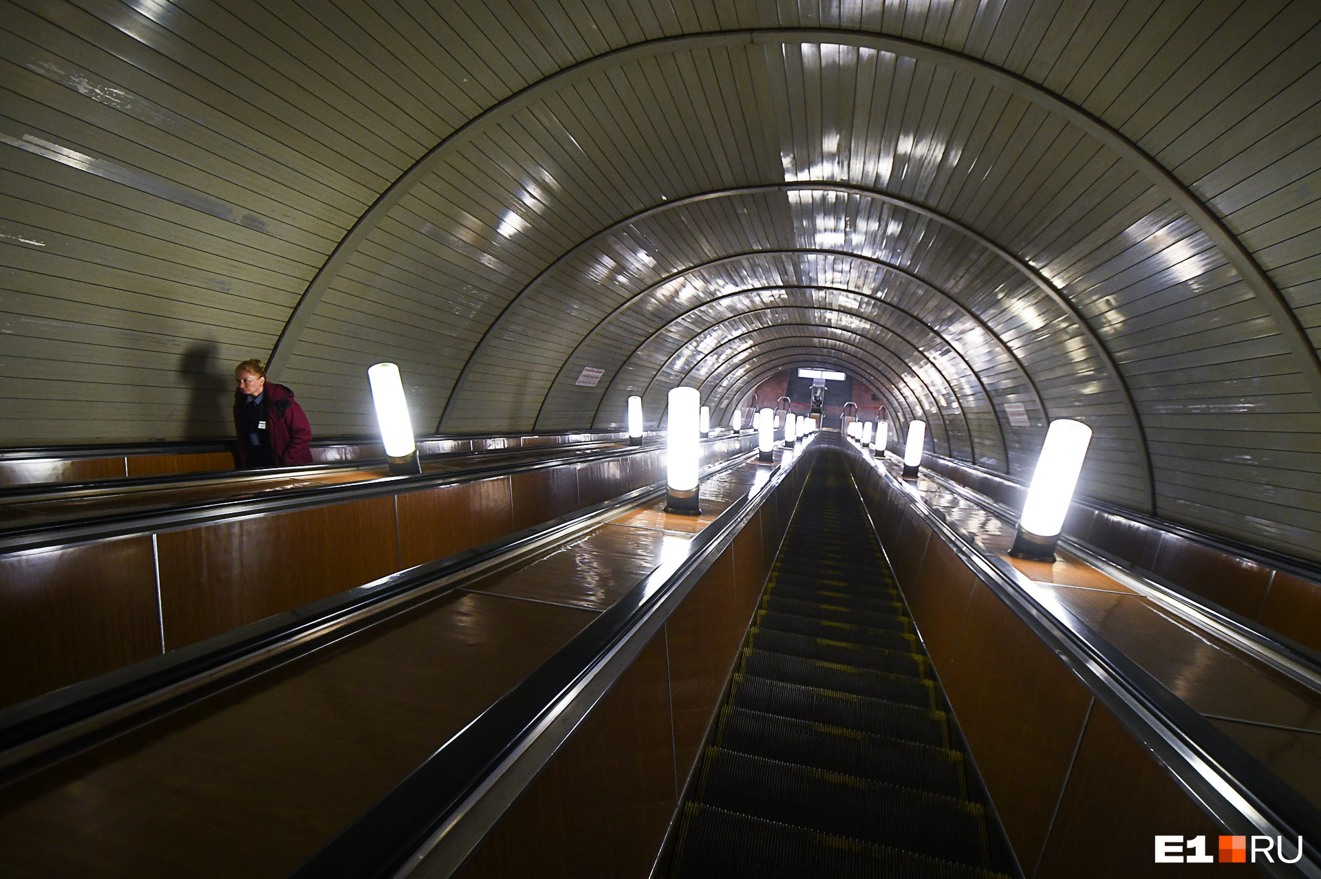 Пустующий эскалатор. Женщина слева — не в счет. Она работник метро