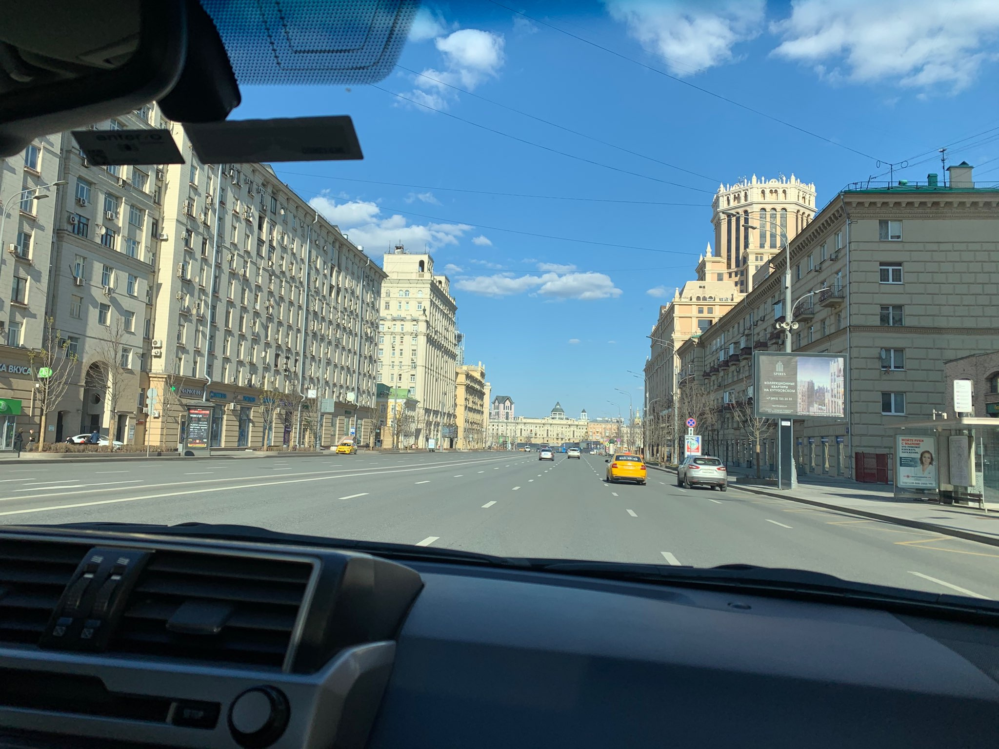 Садовое кольцо таким пустым не бывает даже в 5 утра. Фото сделано в 3 часа дня Садовое кольцо таким пустым не бывает даже в 5 утра. Фото сделано в 3 часа дня