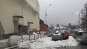 С детского центра «Мотовилиха» снег рухнул на машину. О проблемах здания ранее сообщал Чистомен