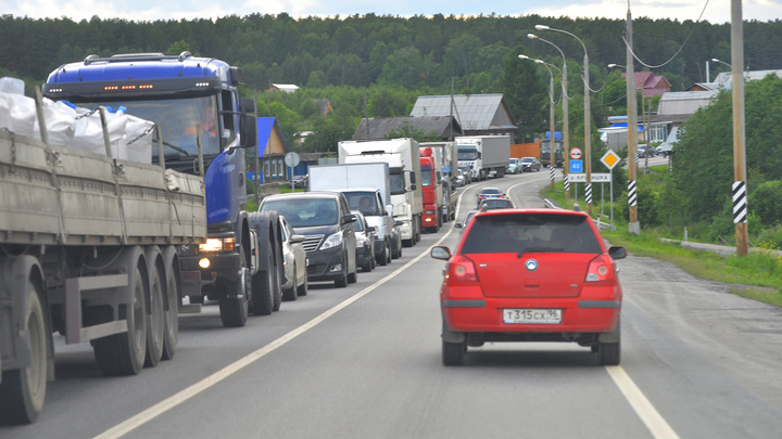 «Ни конца, ни края пробке нет»: на выезде из Екатеринбурга образовался огромный дорожный затор