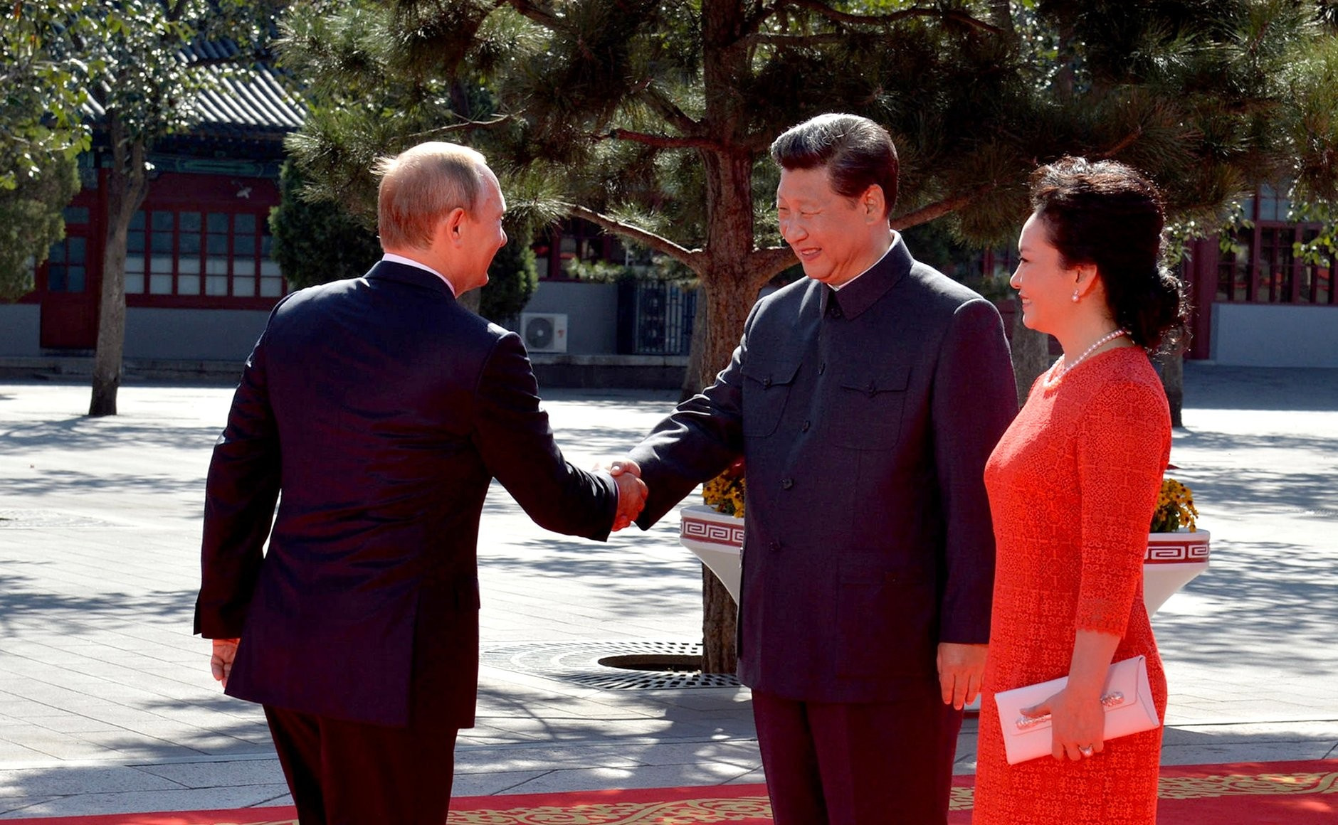 Владимир Путин с председателем КНР Си Цзиньпином и его супругой Пэн Лиюань перед началом военного парада 3 сентября 2015 года в честь 70-й годовщины Победы китайского народа в войне сопротивления Японии и окончания Второй мировой войны