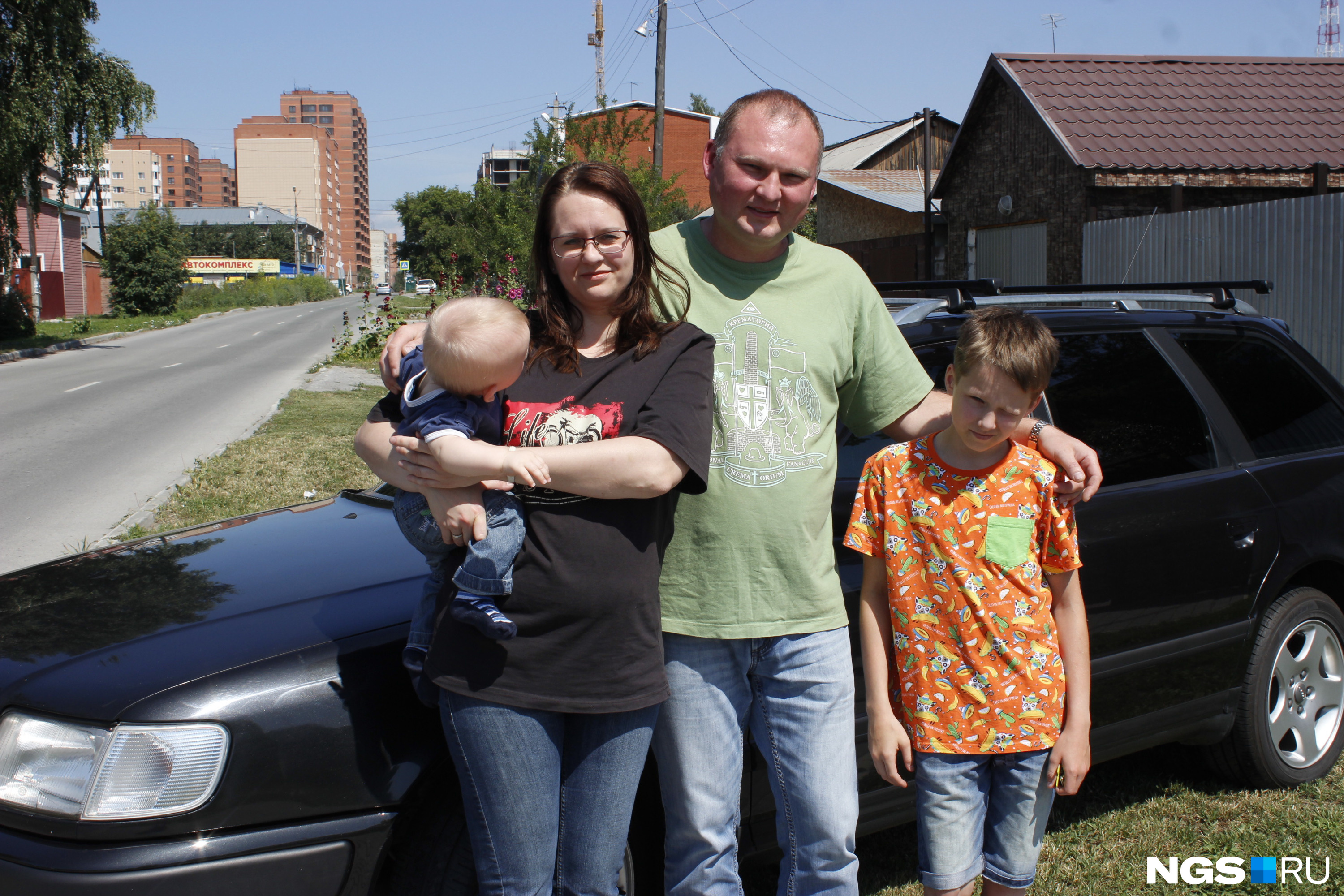 Владимир и Татьяна вместе со своими детьми передвигаются на этой машине каждый день