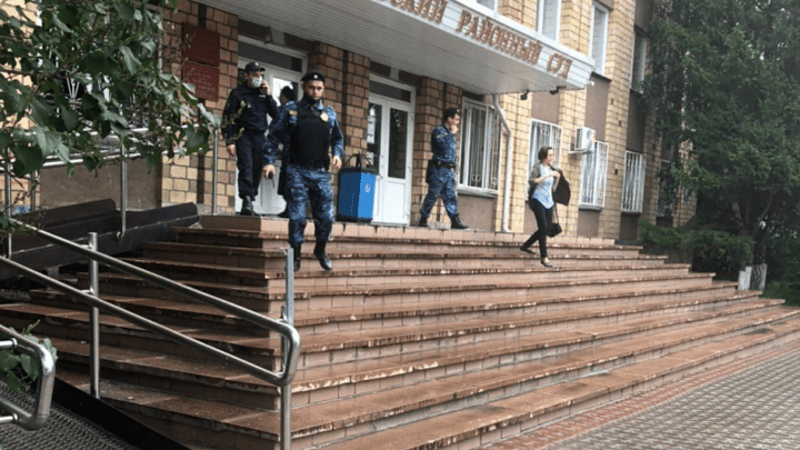 В Красноярске за сутки заминировали 23 здания суда