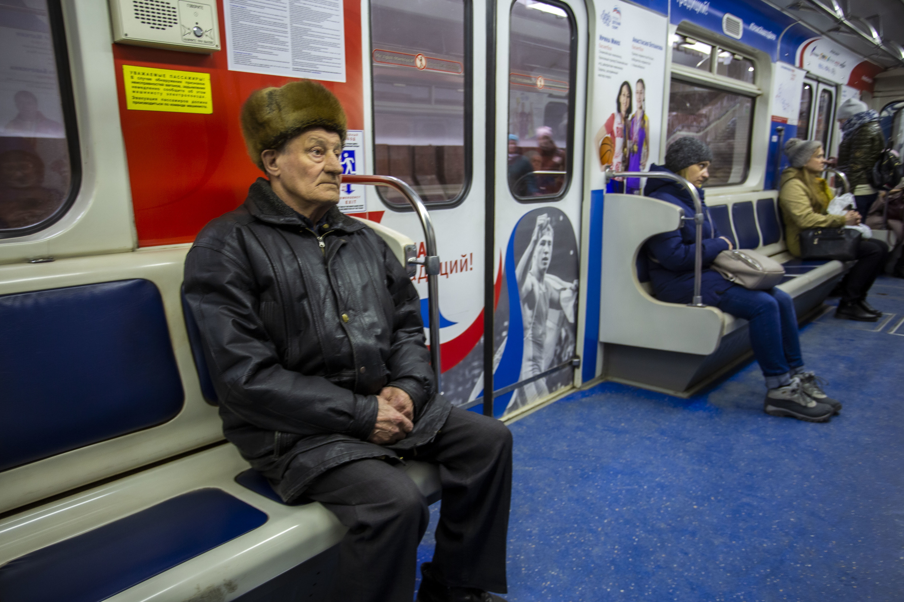 Пенсионеры не только пользуются общественным транспортом, но и не прибегают к элементарным способам защиты
