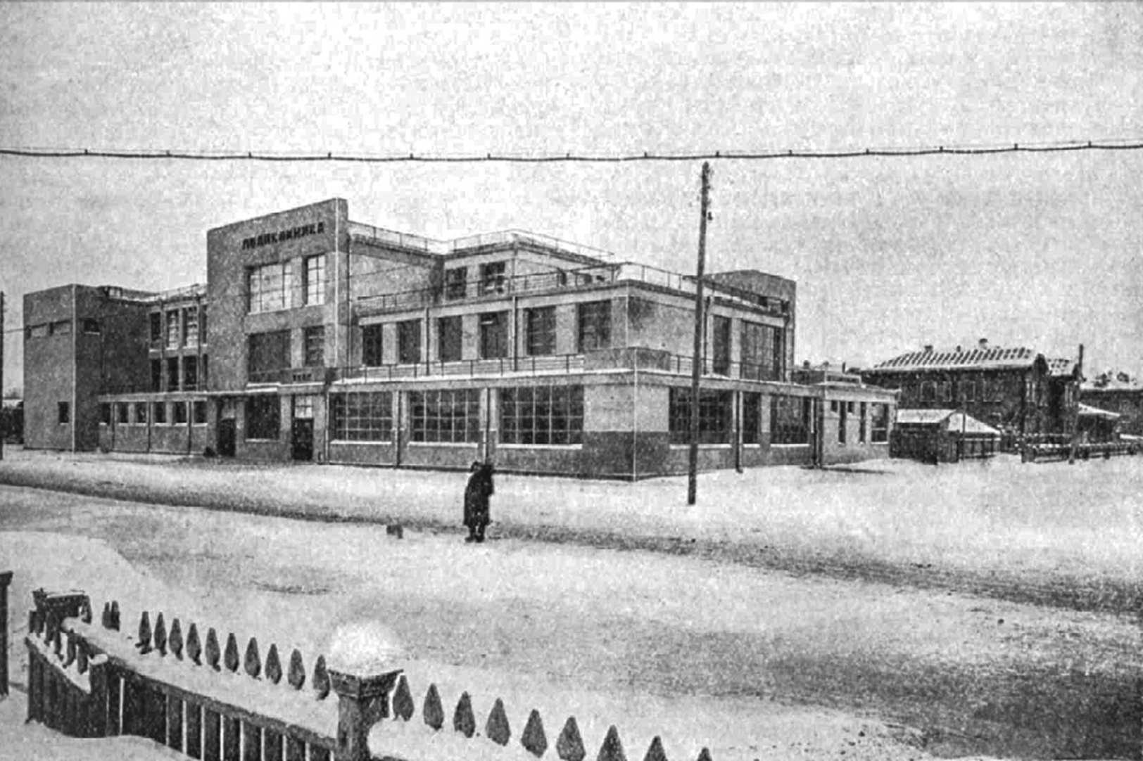 А так поликлиника выглядела в начале 1930-х, когда строительство завершилось. Большая терраса над вторым этажом по плану соседствовала с кабинетом психиатра