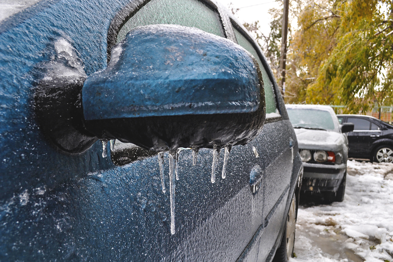 Автомобили после воды. Замерзший автомобиль. Замерзшая машина. Ледяной дождь машины. Машина заледенела.