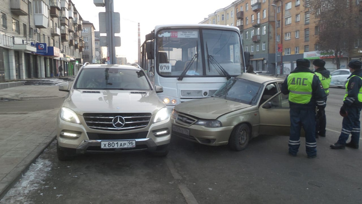 На Малышева автобус зажало между Nexia и Mercedes из-за резкого маневра на дороге