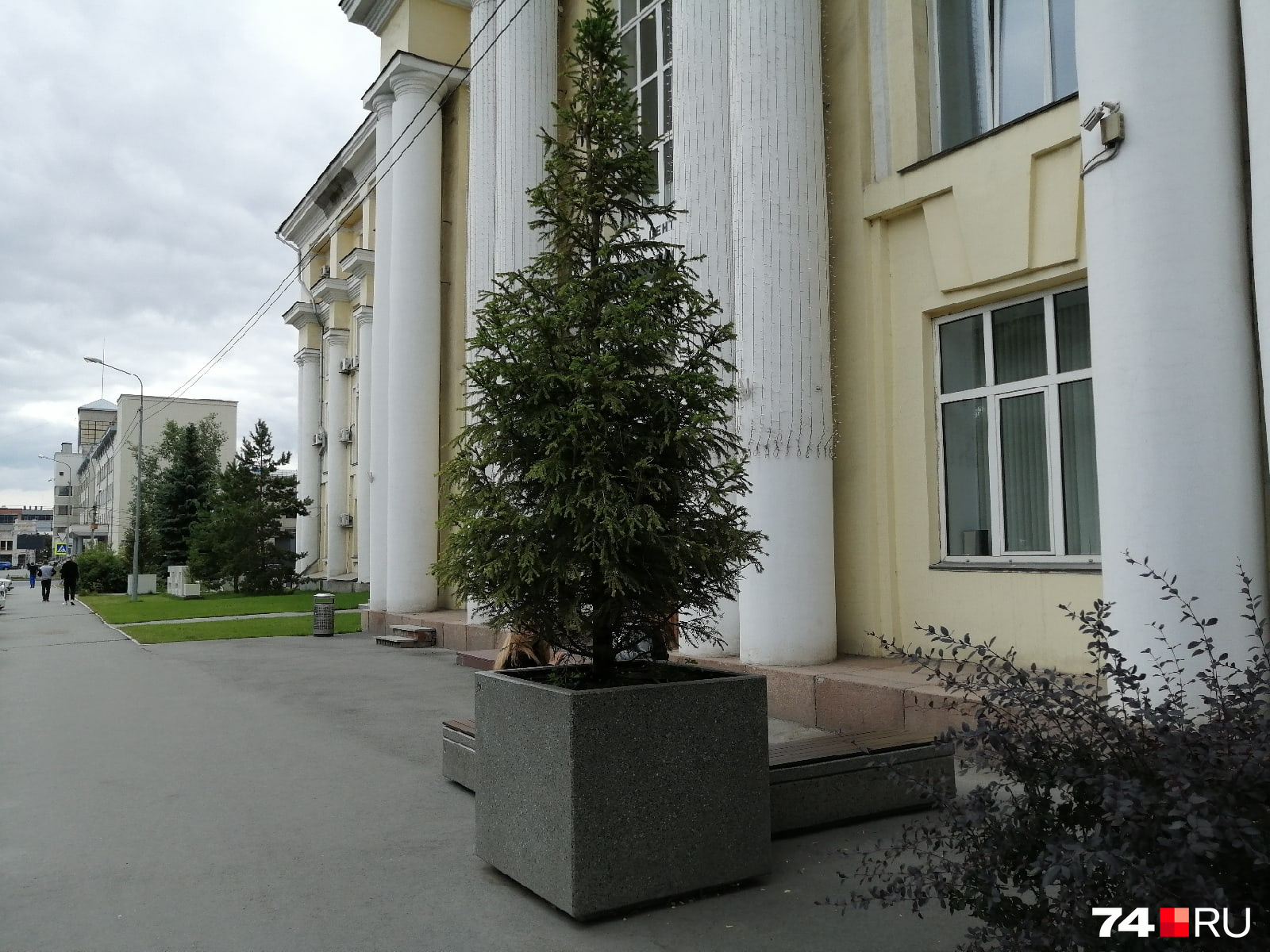 А так выглядит единый ансамбль вазонов и скамеек А так выглядит единый ансамбль вазонов и скамеек