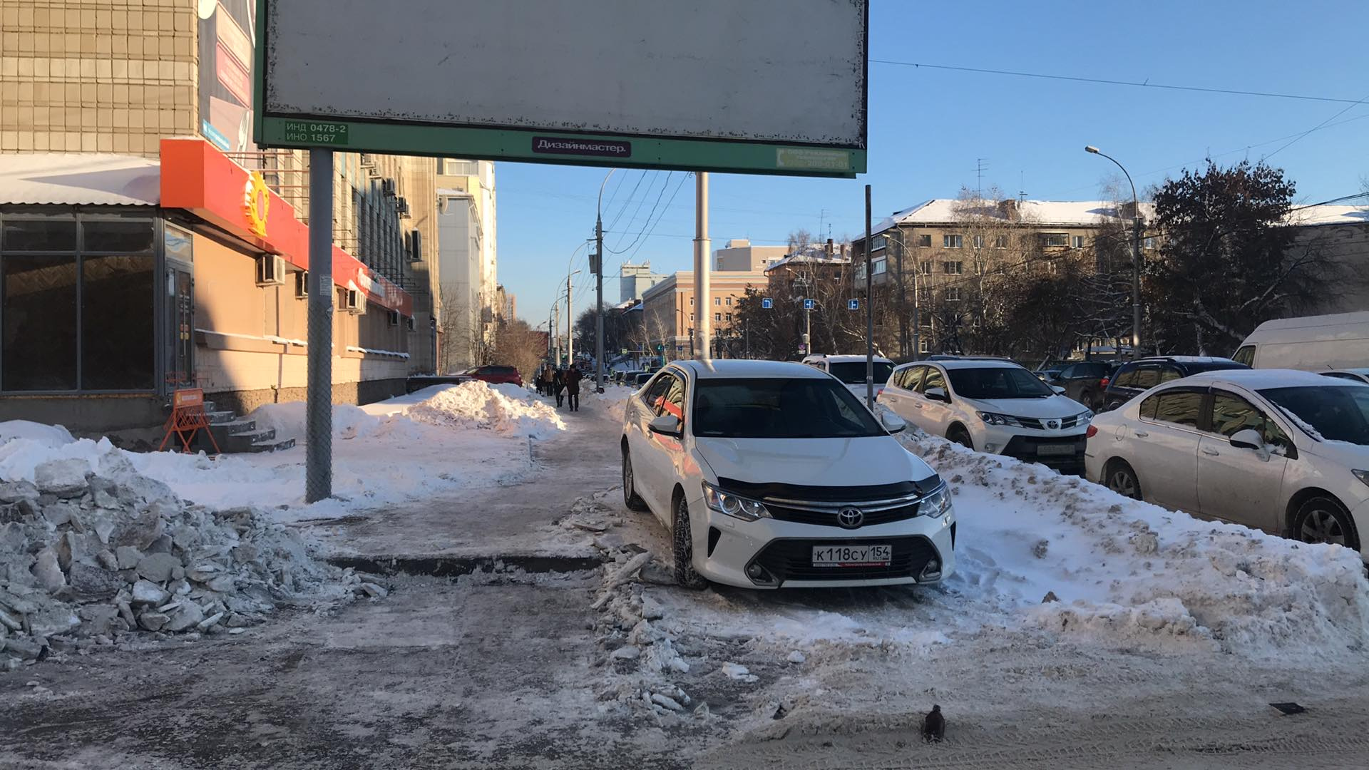«Камри» на тротуаре «Камри» на тротуаре